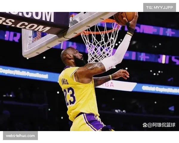 詹姆斯降低球权专注防守,老将调整反映NBA攻防需求变化